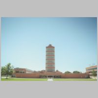 Johnson Research Tower (1944-50), Racine, Wisconsin, photo Alternate State, Wikipedia.jpg